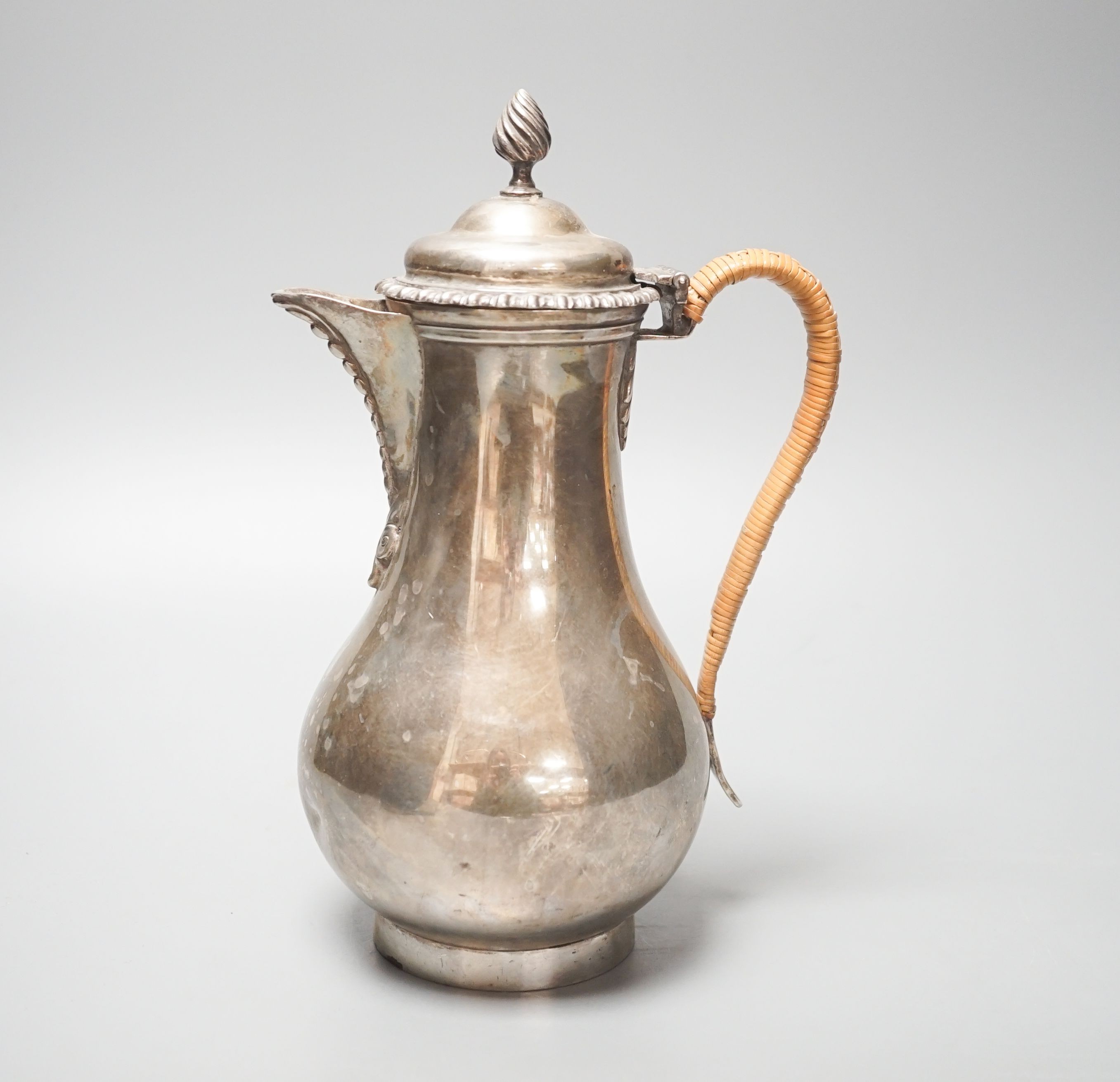 An Edwardian silver baluster hot water jug, George Perkins, London, 1909, height 22.9cm, gross 19.5oz.